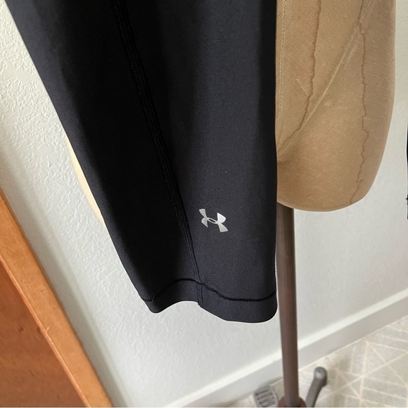 UNDER ARMOUR sz S Capri Leggings Black Crop HeatGear No Slip Waistband - Picture 2 of 5